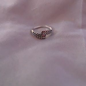 cute silver feathers/leaves ring